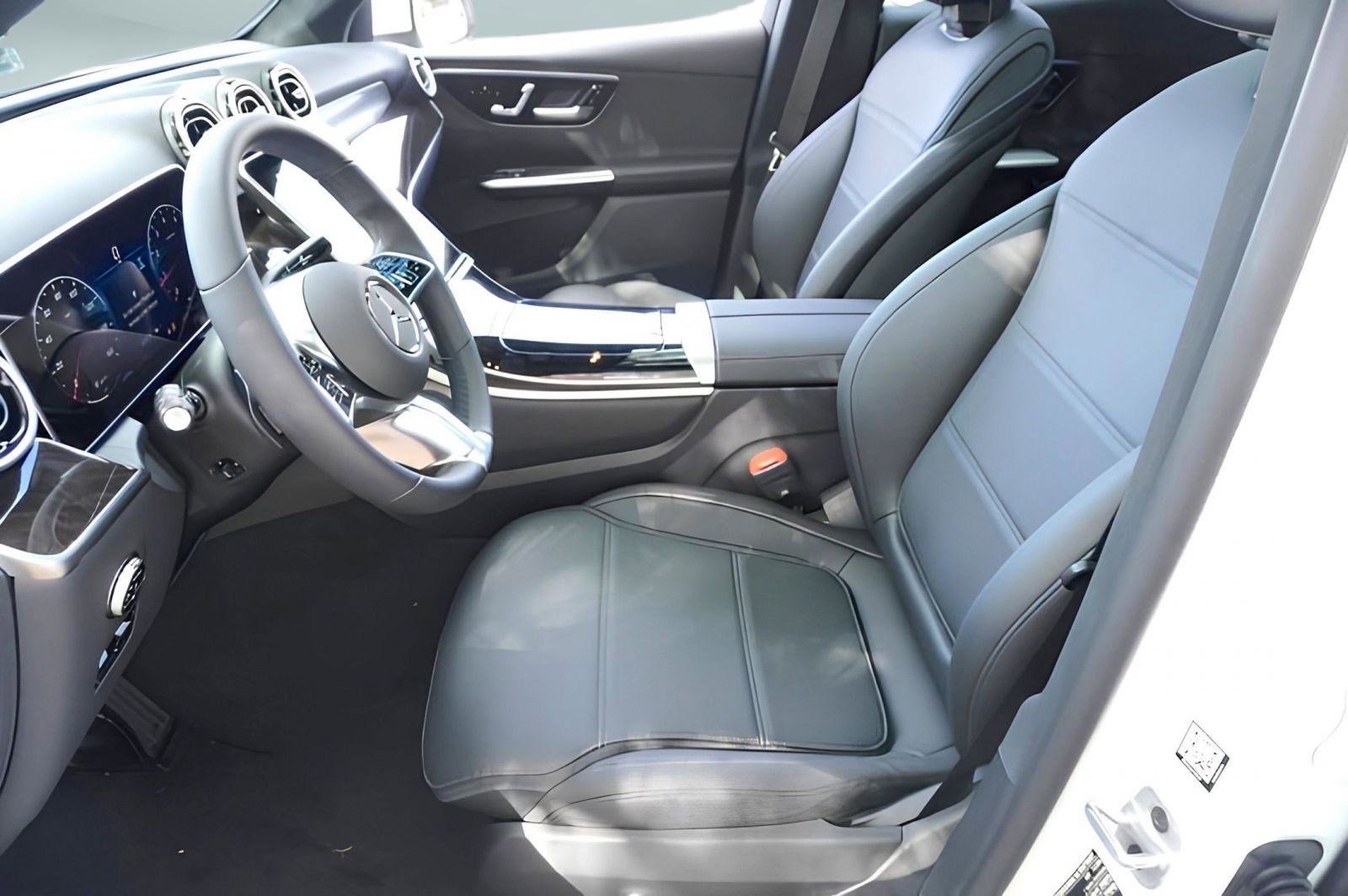 2025 Mercedes Benz GLC 300 photo 4