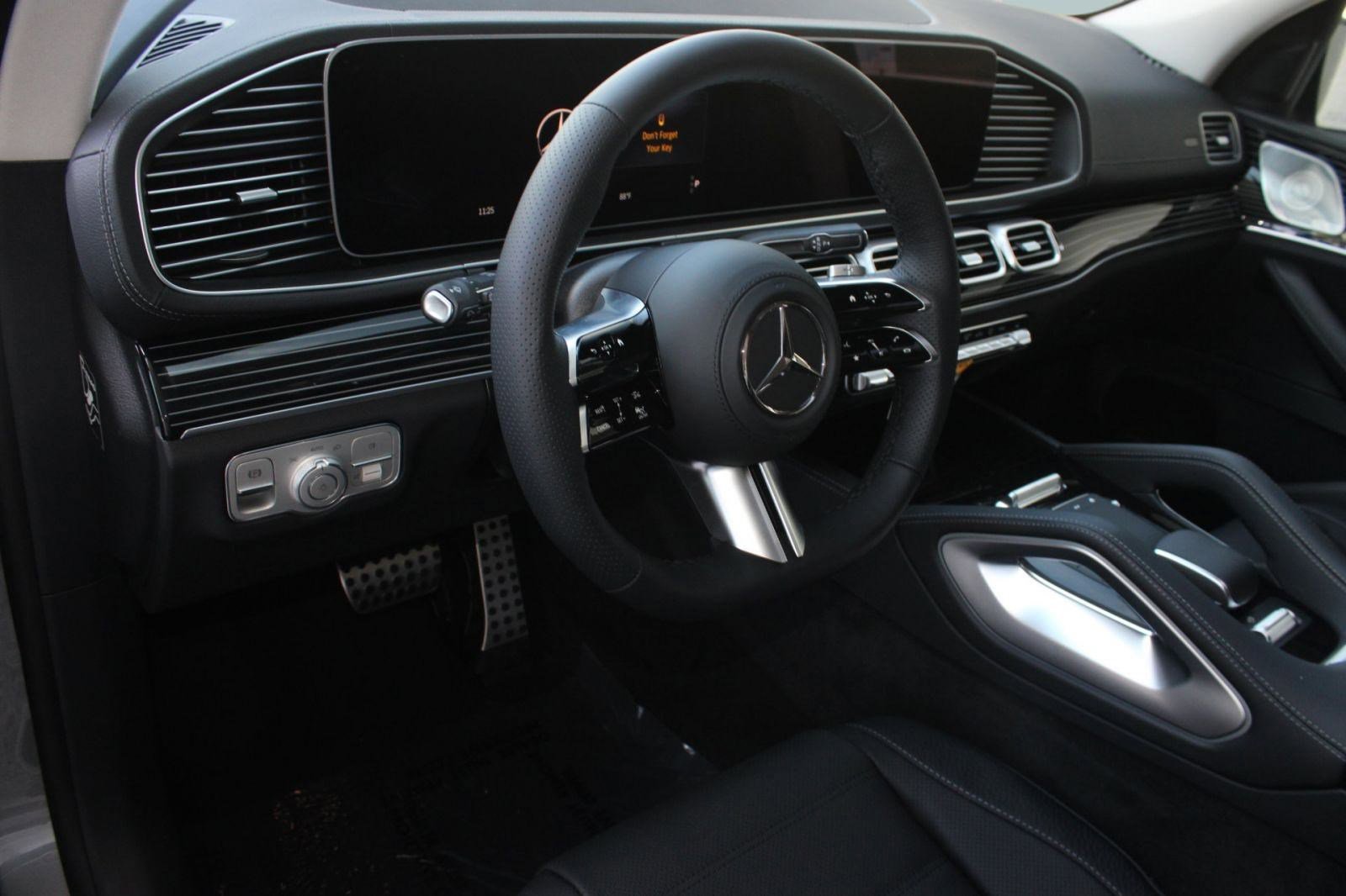 2026 Mercedes Benz GLS 450 4MATIC photo 4