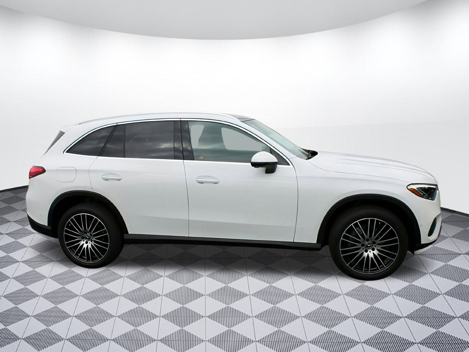 2025 Mercedes Benz GLC 300 photo 2