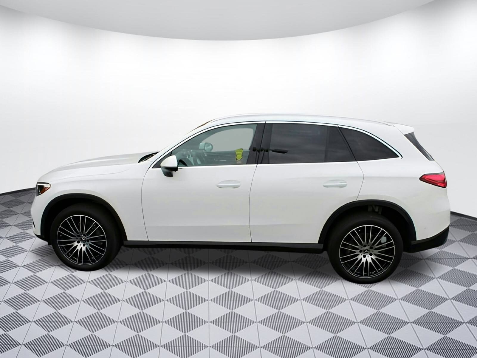 2025 Mercedes Benz GLC 300 photo 4
