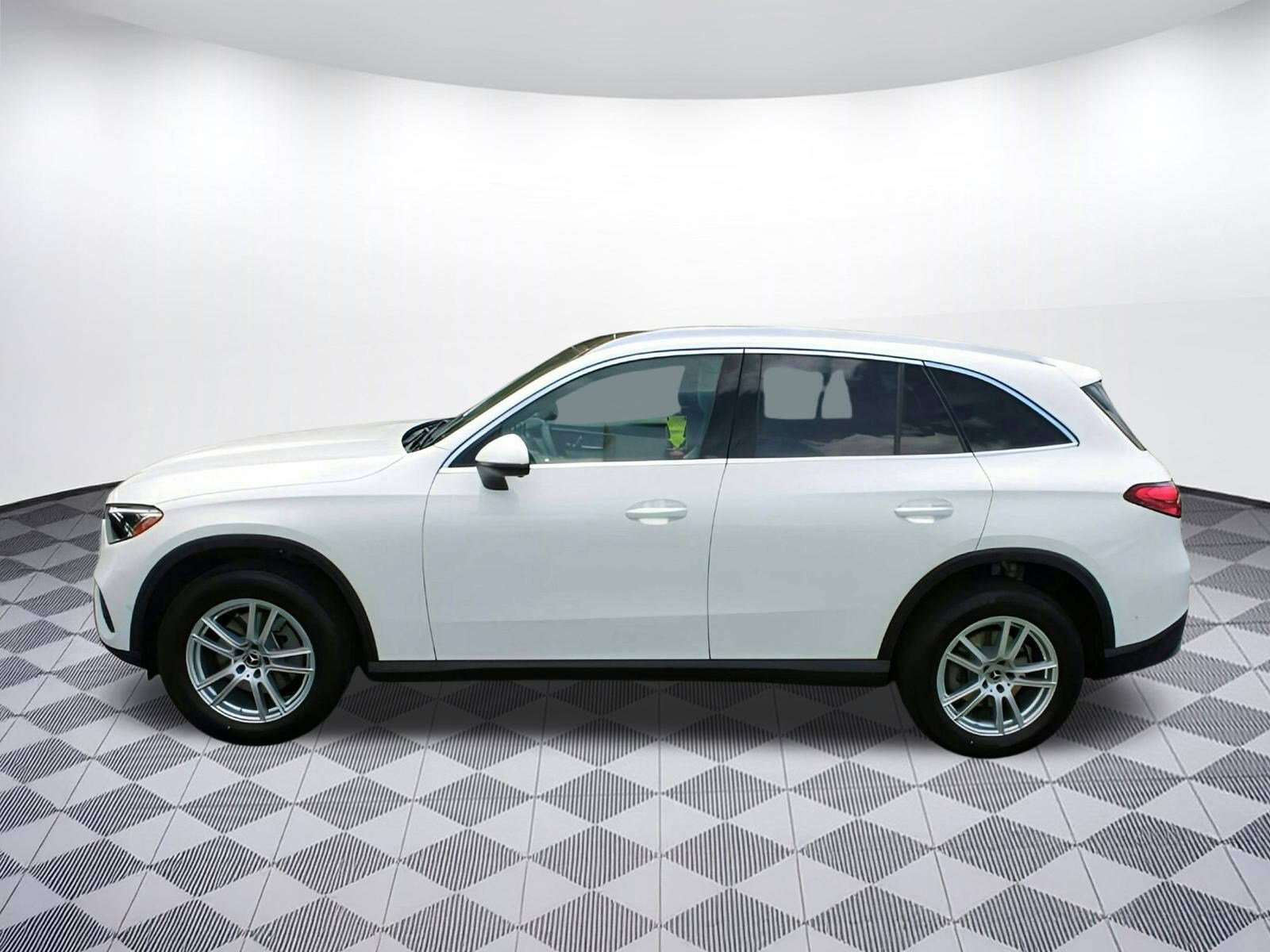 2025 Mercedes Benz GLC 300 photo 2