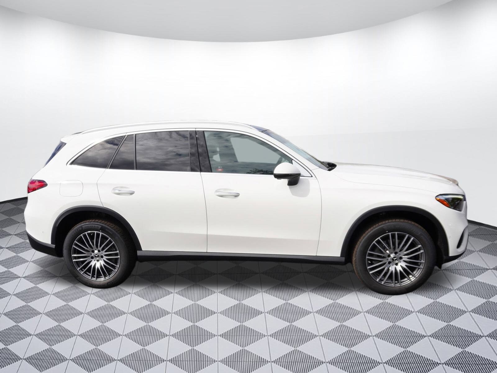 2025 Mercedes Benz GLC 300 photo 2