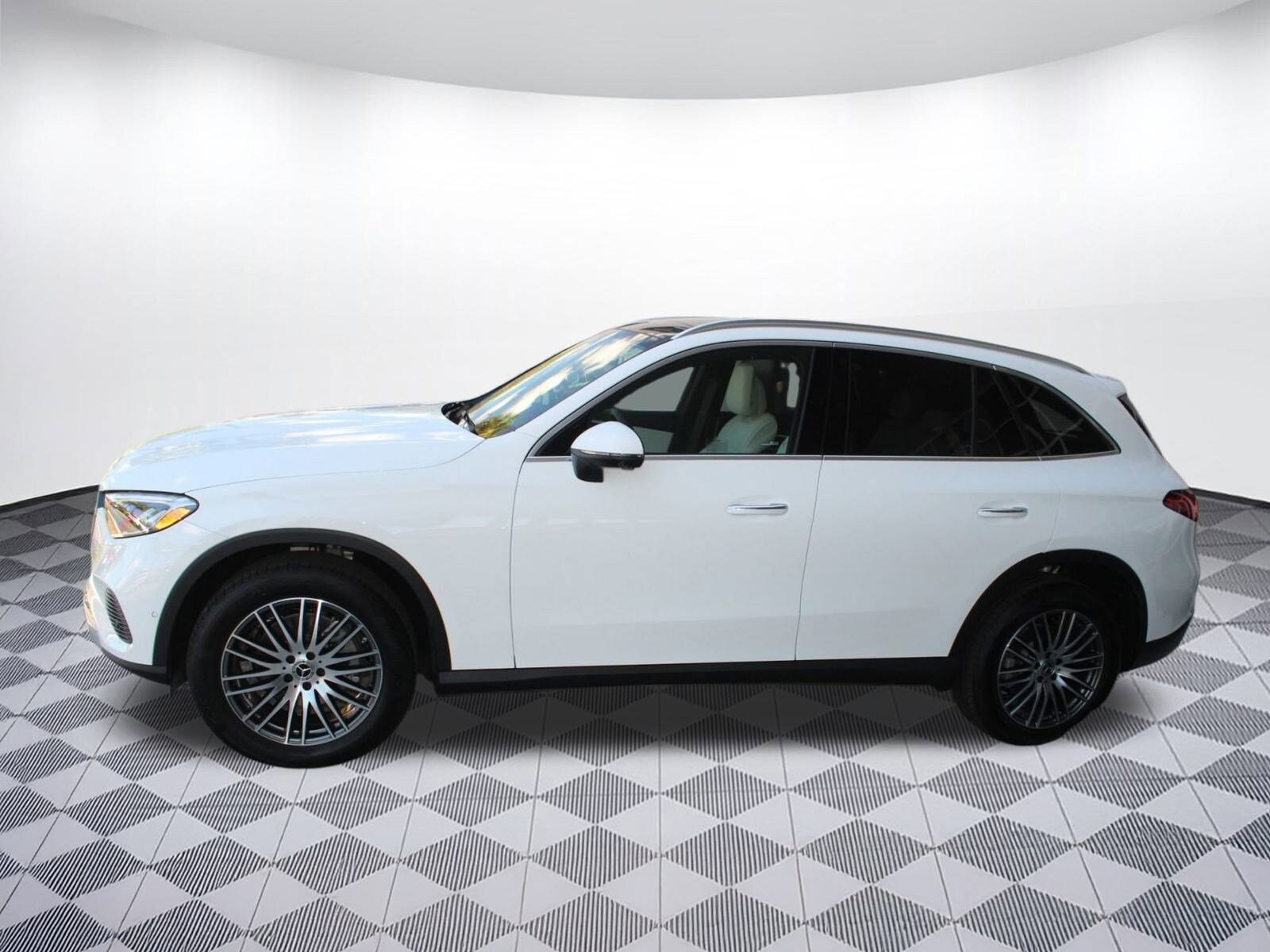 2026 Mercedes Benz GLC 300 photo 2