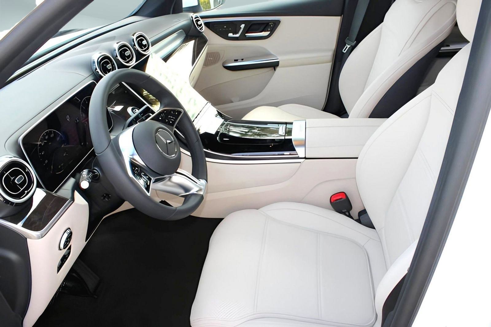 2025 Mercedes Benz GLC 300 photo 4