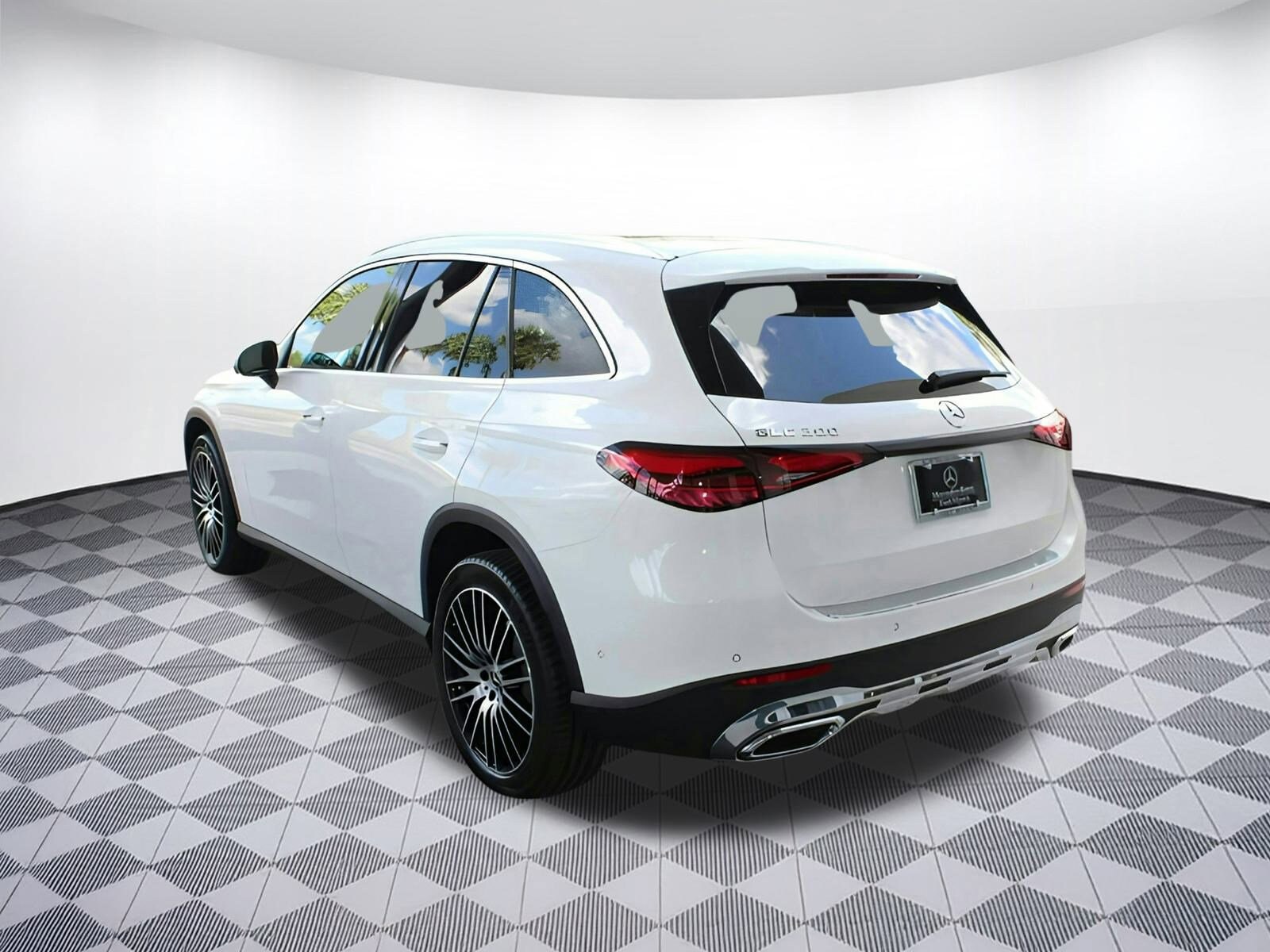 2025 Mercedes Benz GLC 300 photo 3
