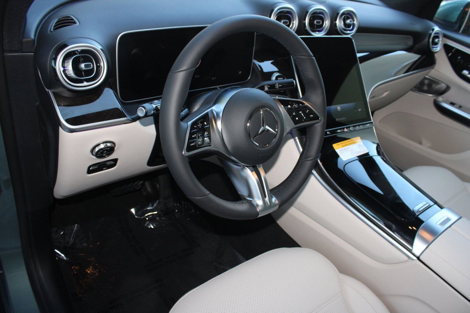 2026 Mercedes Benz GLC 300 photo 4
