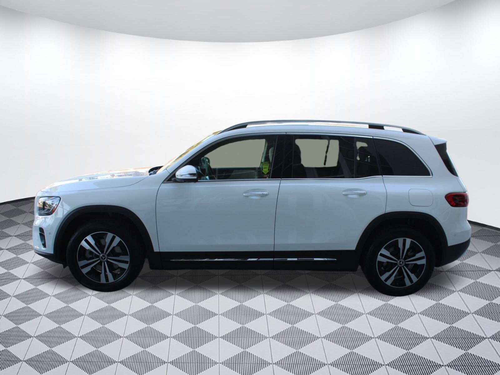 2025 Mercedes Benz GLB 250 photo 4