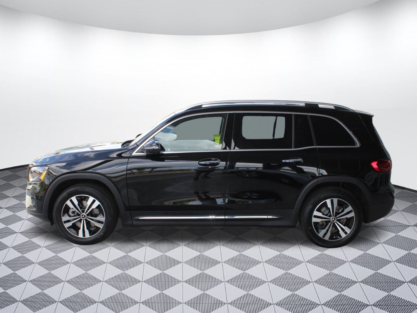 2025 Mercedes Benz GLB 250 photo 2