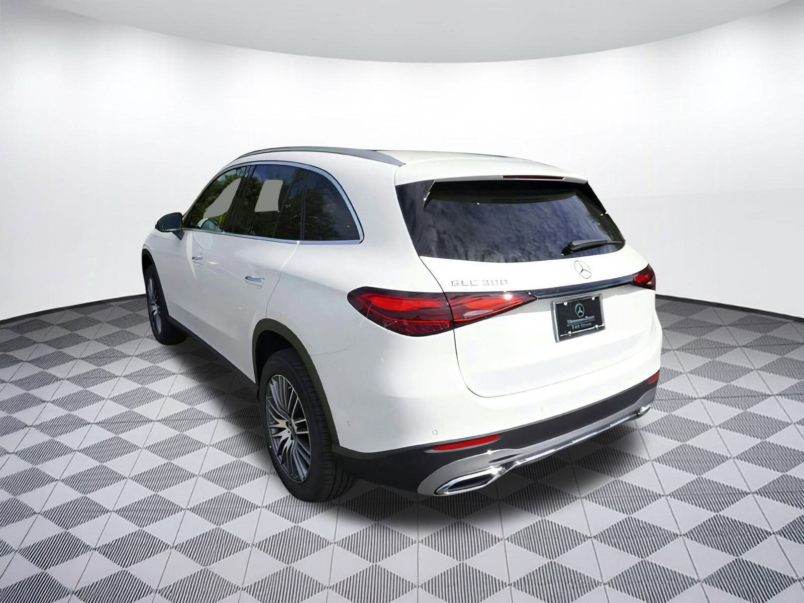 2025 Mercedes Benz GLC 300 photo 2