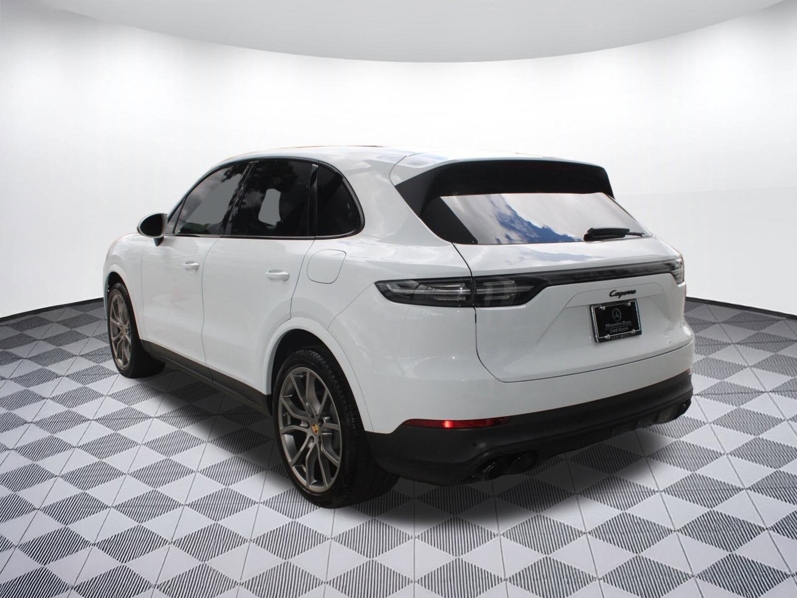 2021 Porsche Cayenne E-Hybrid photo 3