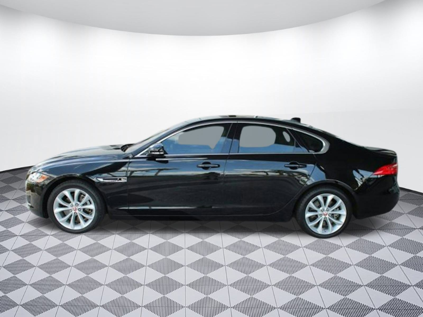 Used 2018 Jaguar XF Premium with VIN SAJBD4FX8JCY55376 for sale in Fort Myers, FL