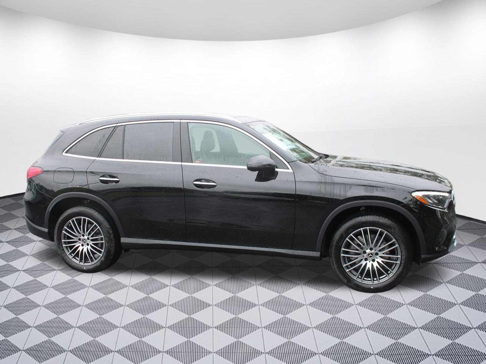 2025 Mercedes Benz GLC 300 photo 2