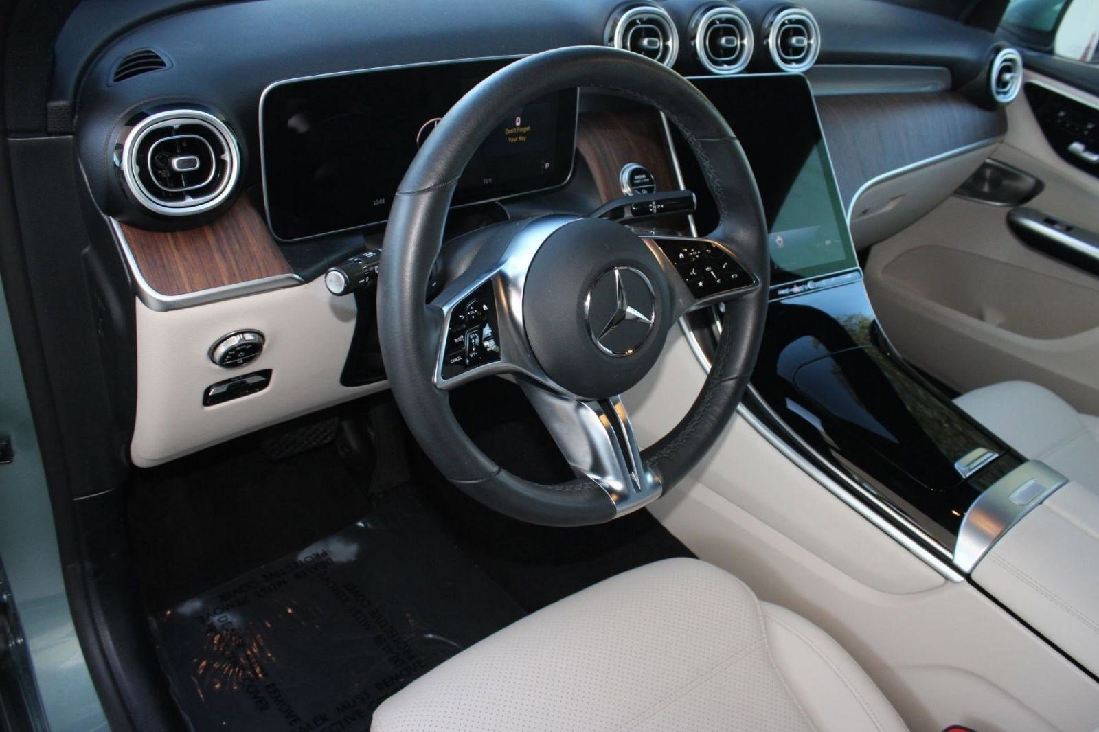 2025 Mercedes Benz GLC 300 photo 4