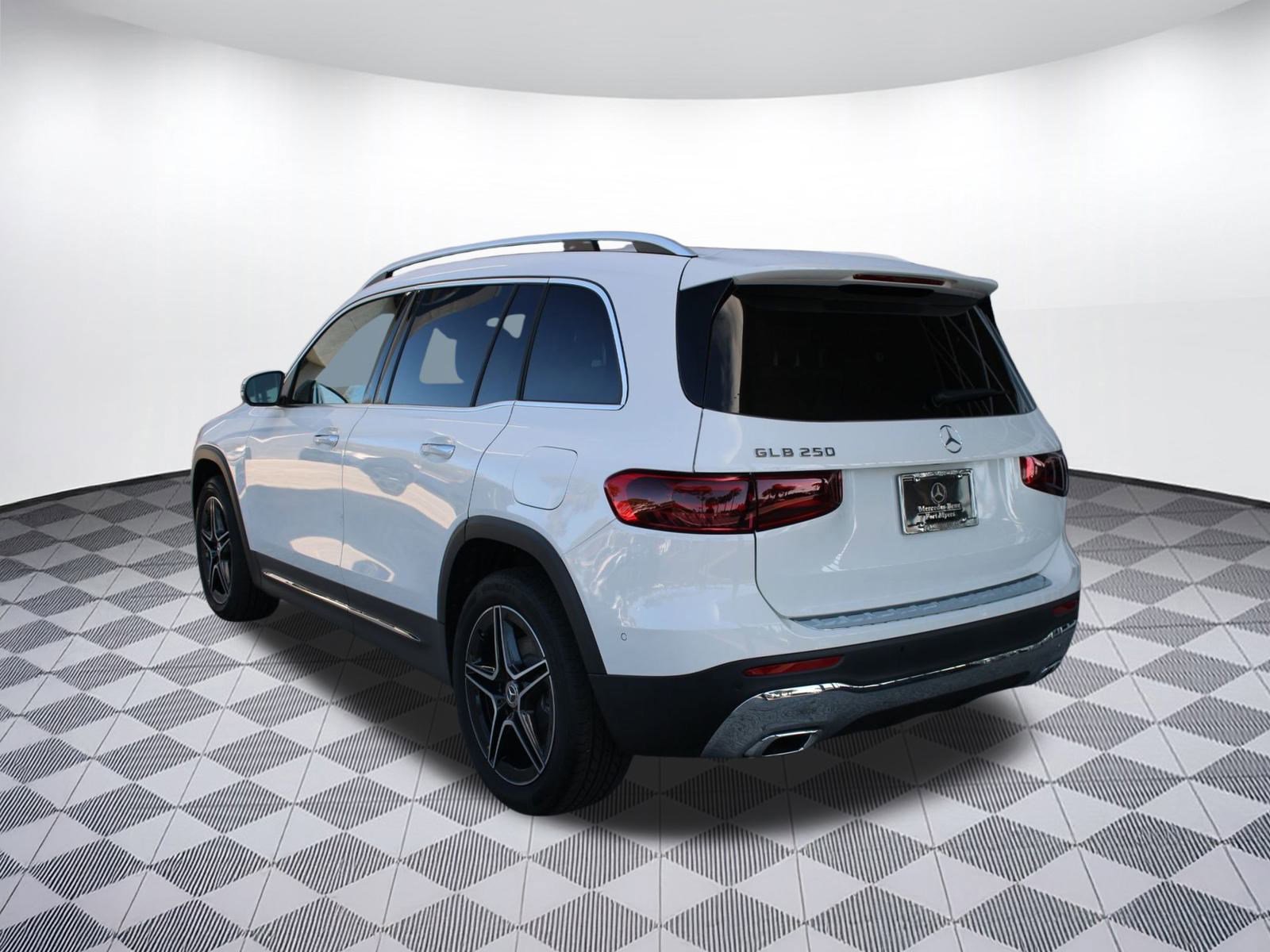 2026 Mercedes Benz GLB 250 photo 2