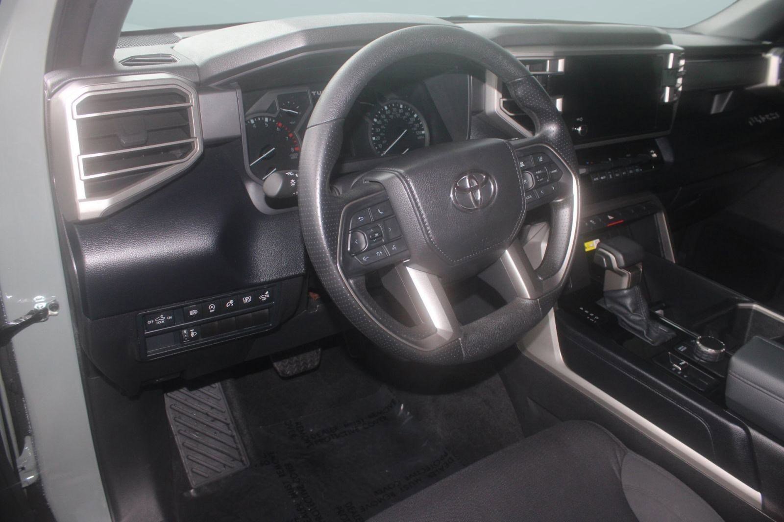 2025 Toyota Tundra SR5 CrewMax photo 4