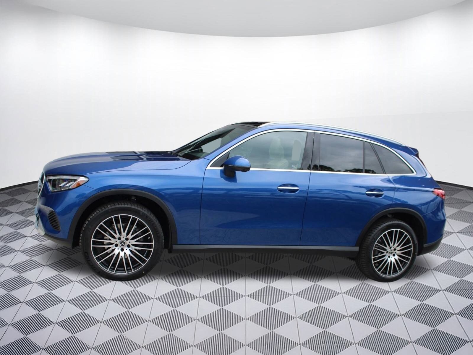 2026 Mercedes Benz GLC 300 photo 2