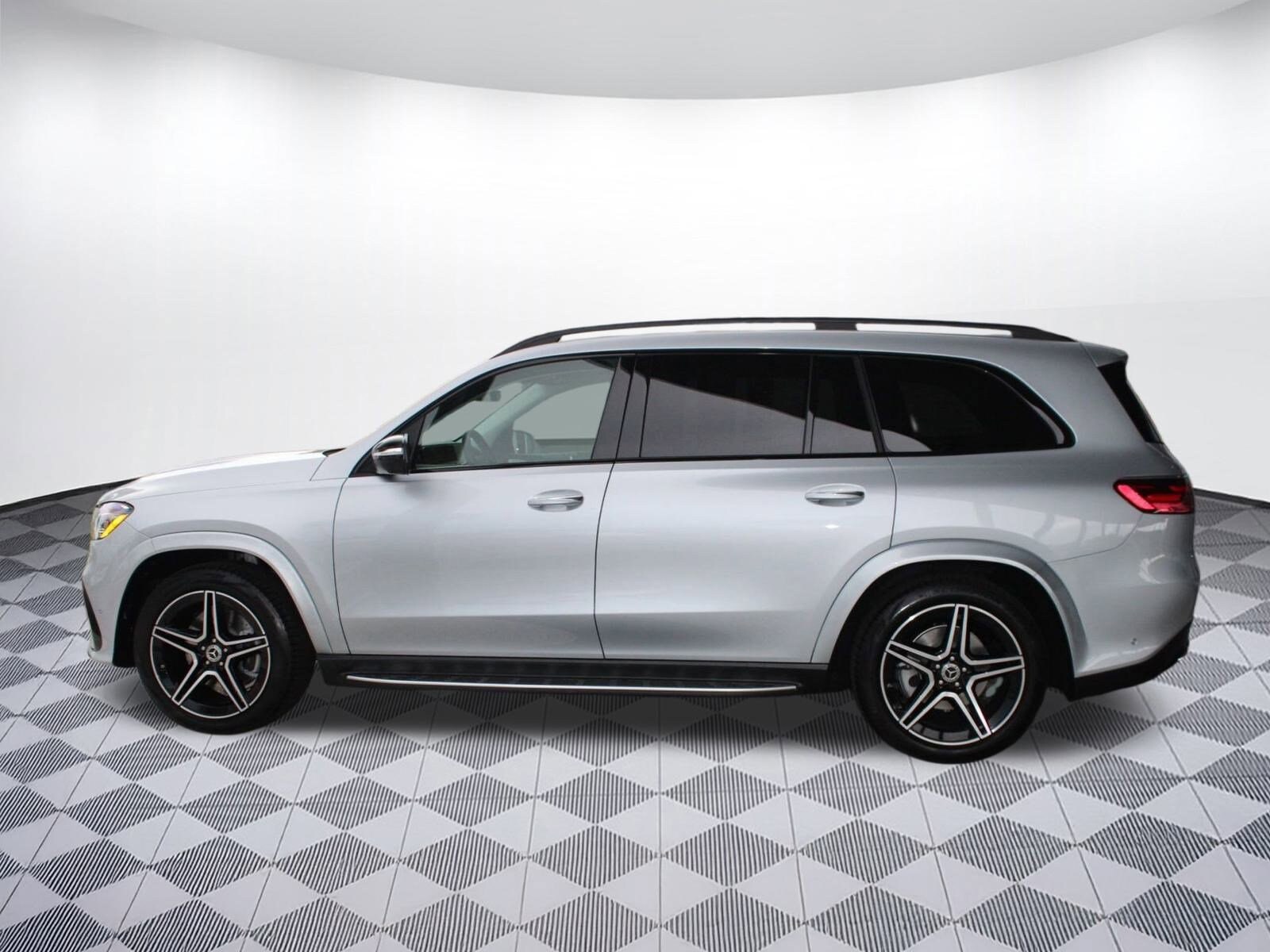 2026 Mercedes Benz GLS 450 4MATIC photo 2