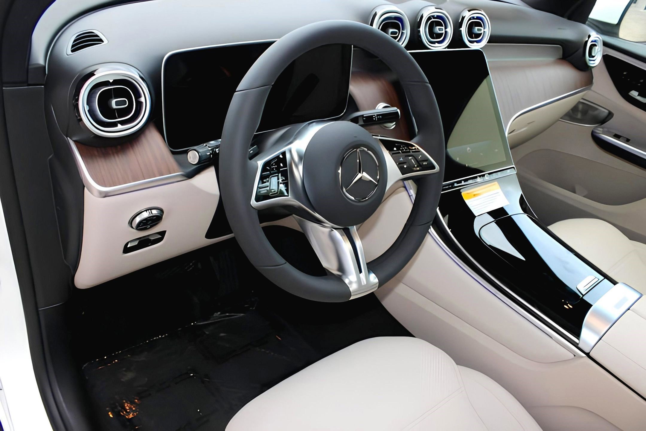2025 Mercedes Benz GLC 350e 4MATIC photo 3