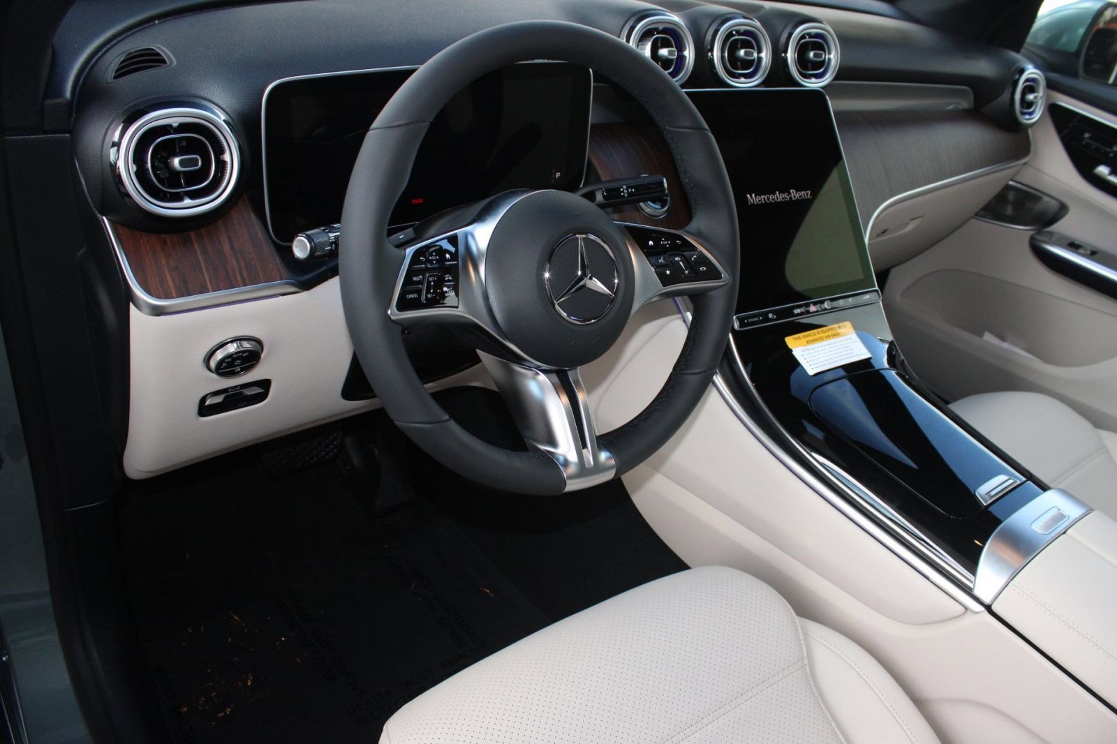 2026 Mercedes Benz GLC 300 photo 4