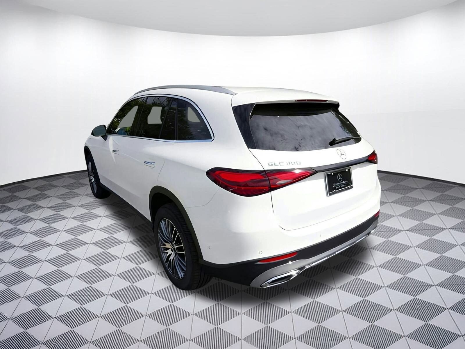 2025 Mercedes Benz GLC 300 photo 2