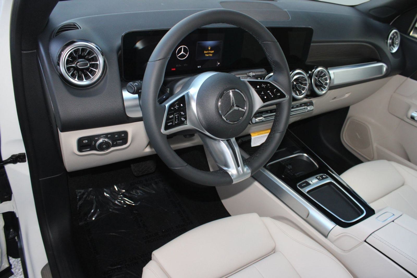 2025 Mercedes Benz GLB 250 photo 3