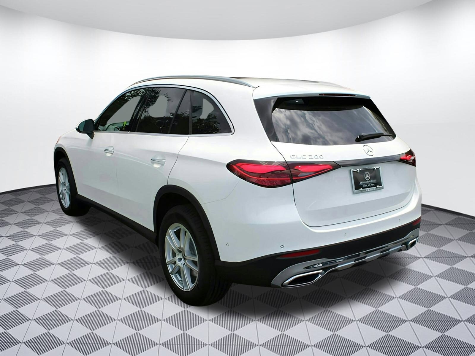 2025 Mercedes Benz GLC 300 photo 3