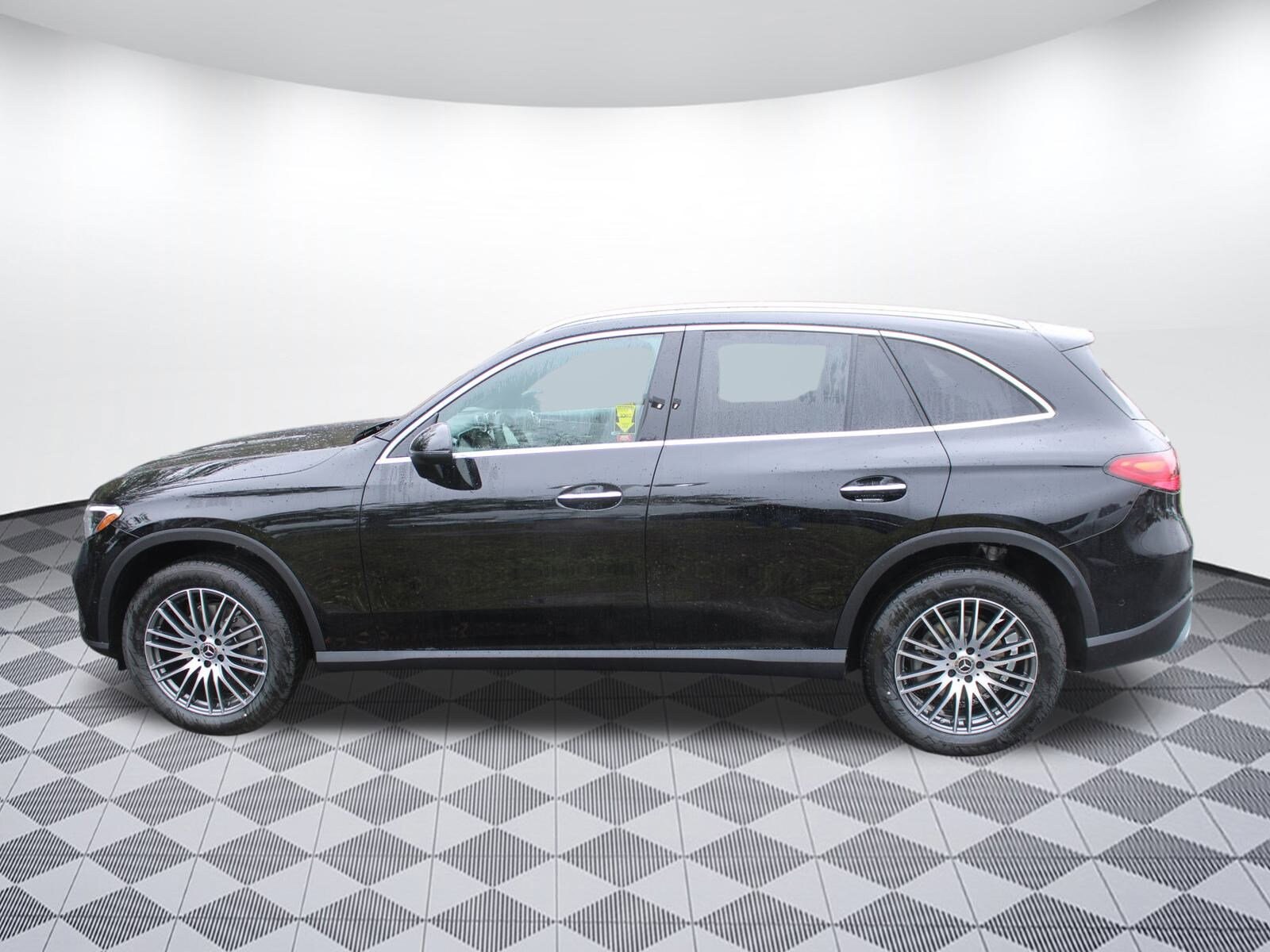 2025 Mercedes Benz GLC 300 photo 4