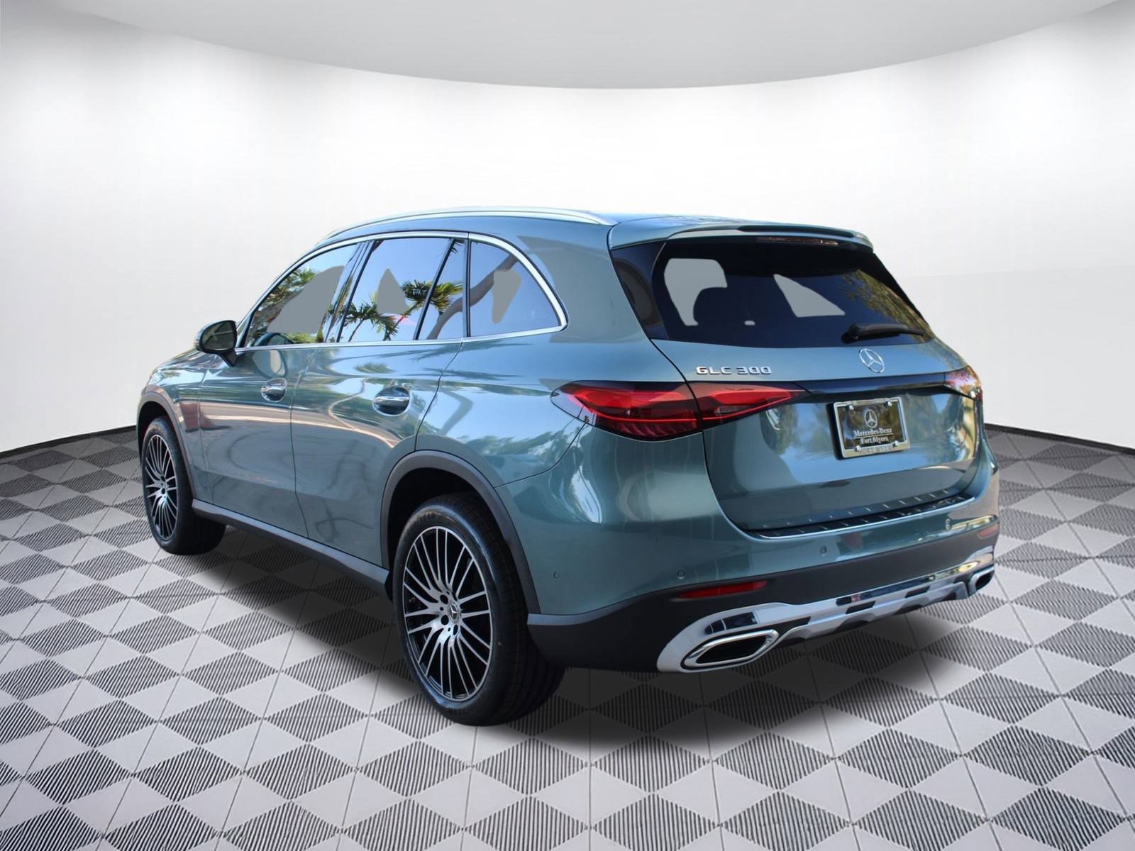 2025 Mercedes Benz GLC 300 photo 3