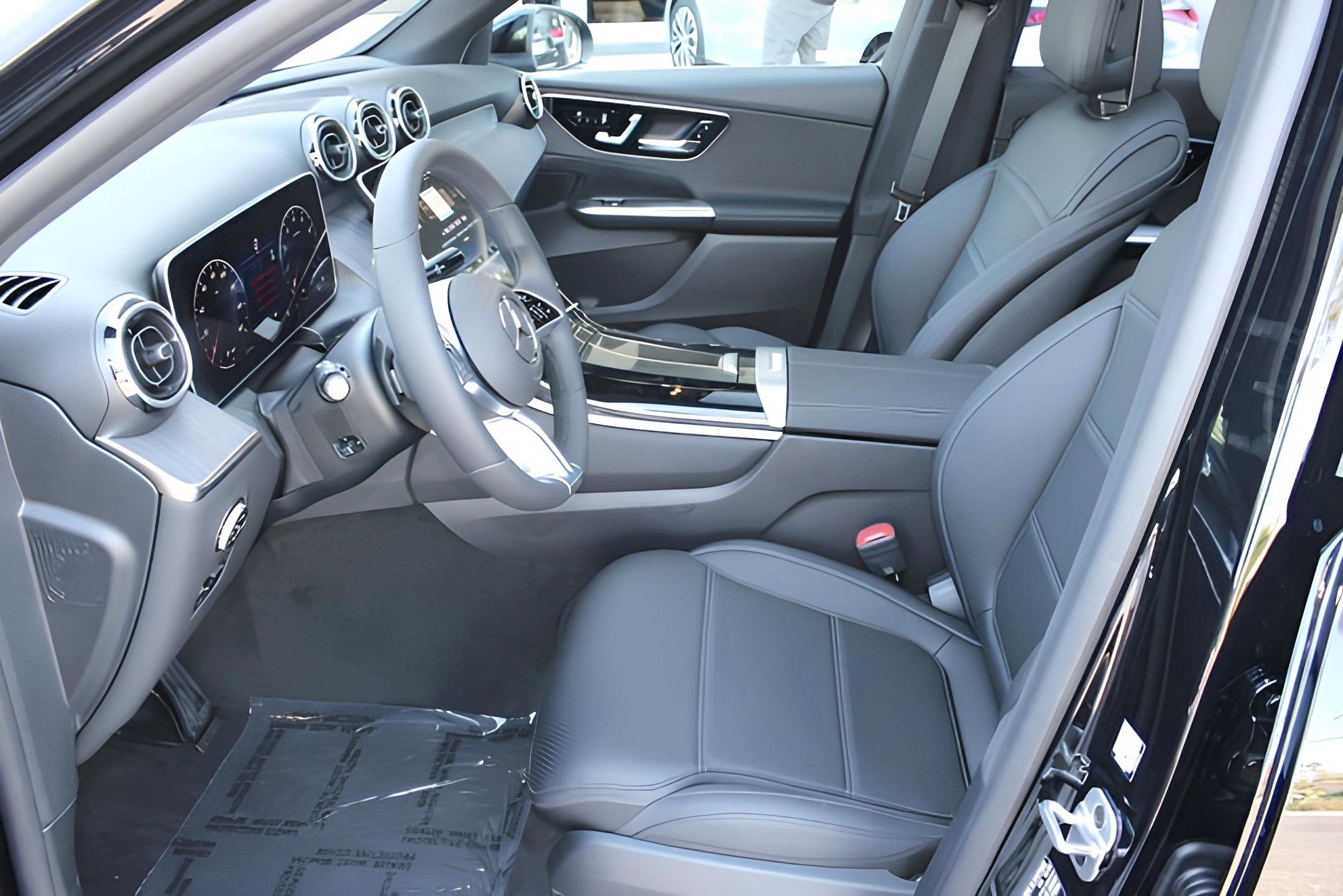 2025 Mercedes Benz GLC 300 4MATIC photo 3