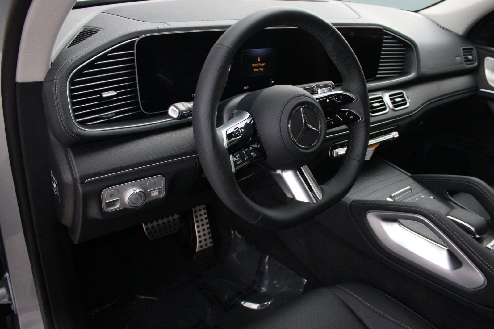 2026 Mercedes Benz GLS 450 4MATIC photo 4