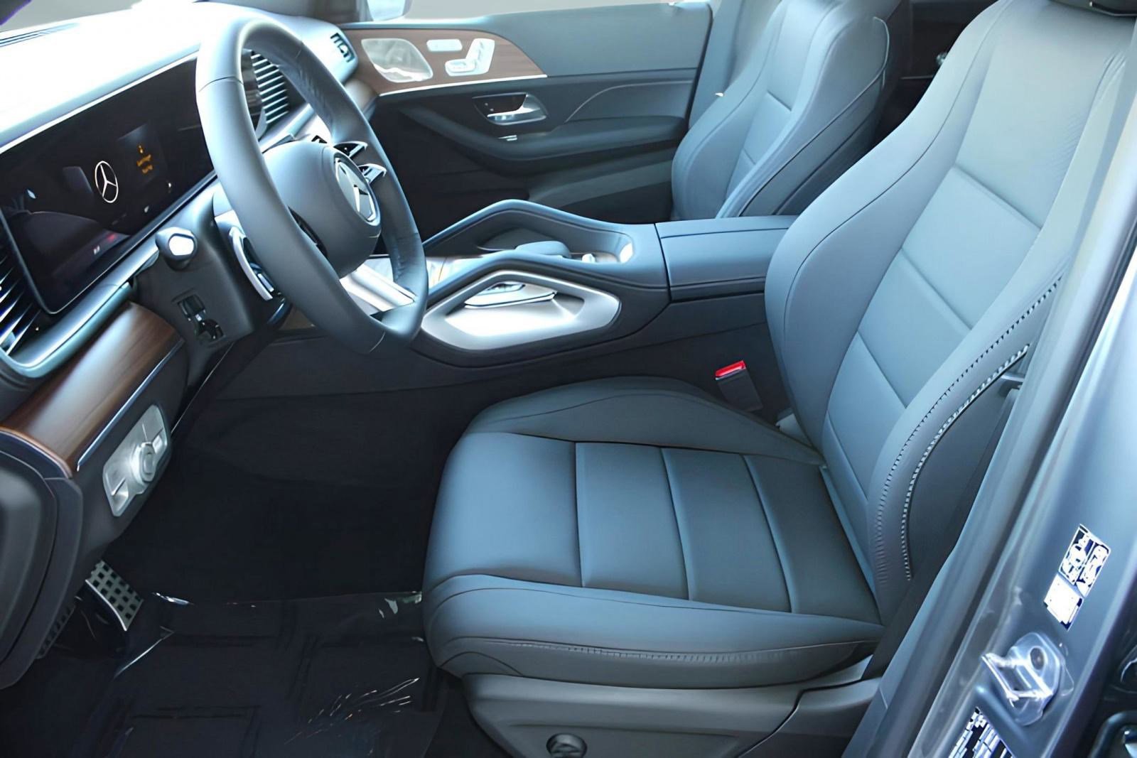 2025 Mercedes Benz GLS 450 4MATIC photo 4