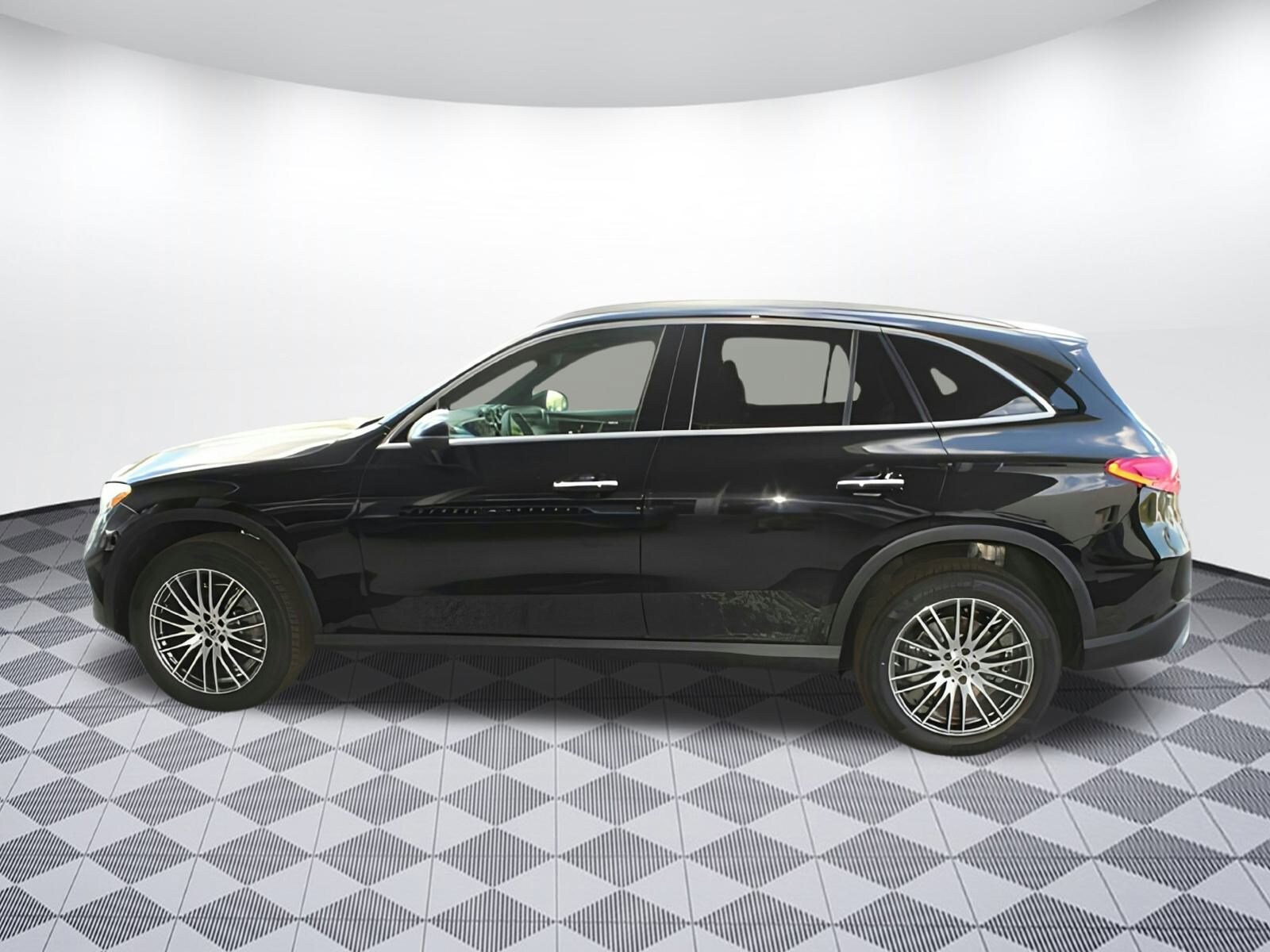 2025 Mercedes Benz GLC 300 photo 4