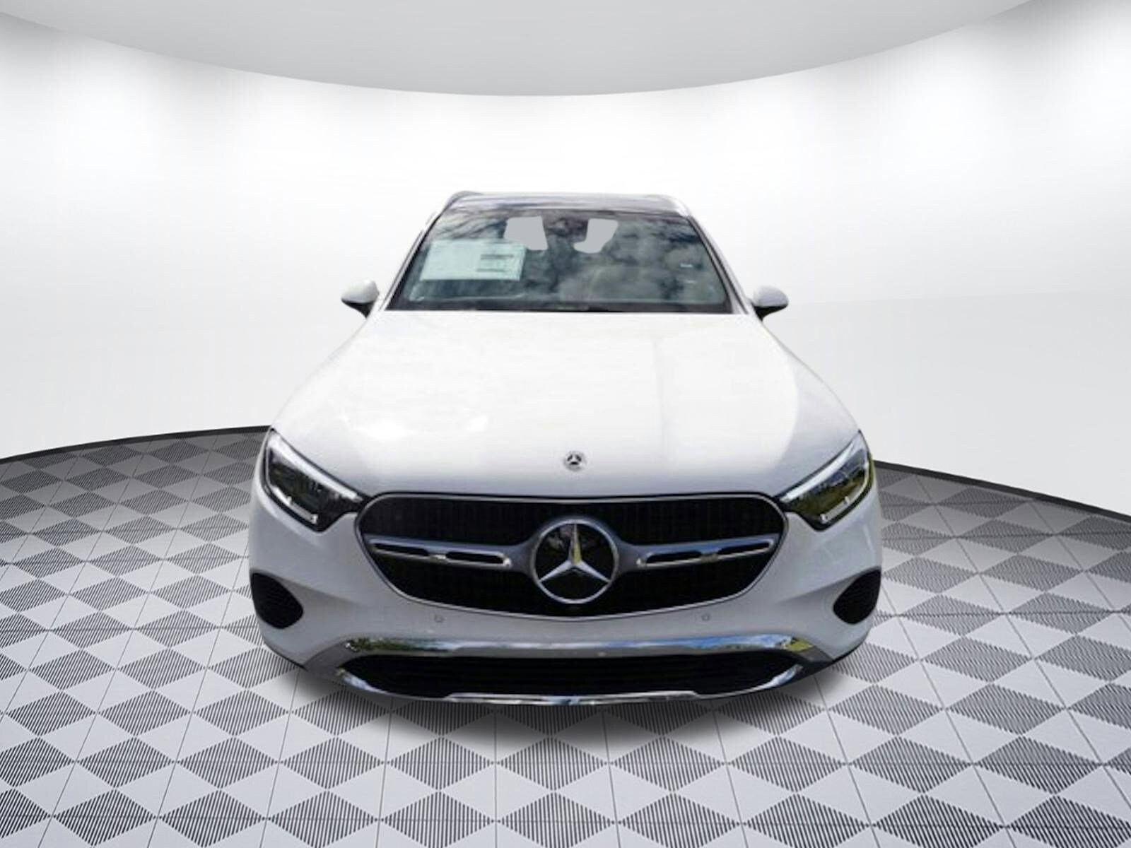 2025 Mercedes Benz GLC 300 photo 3