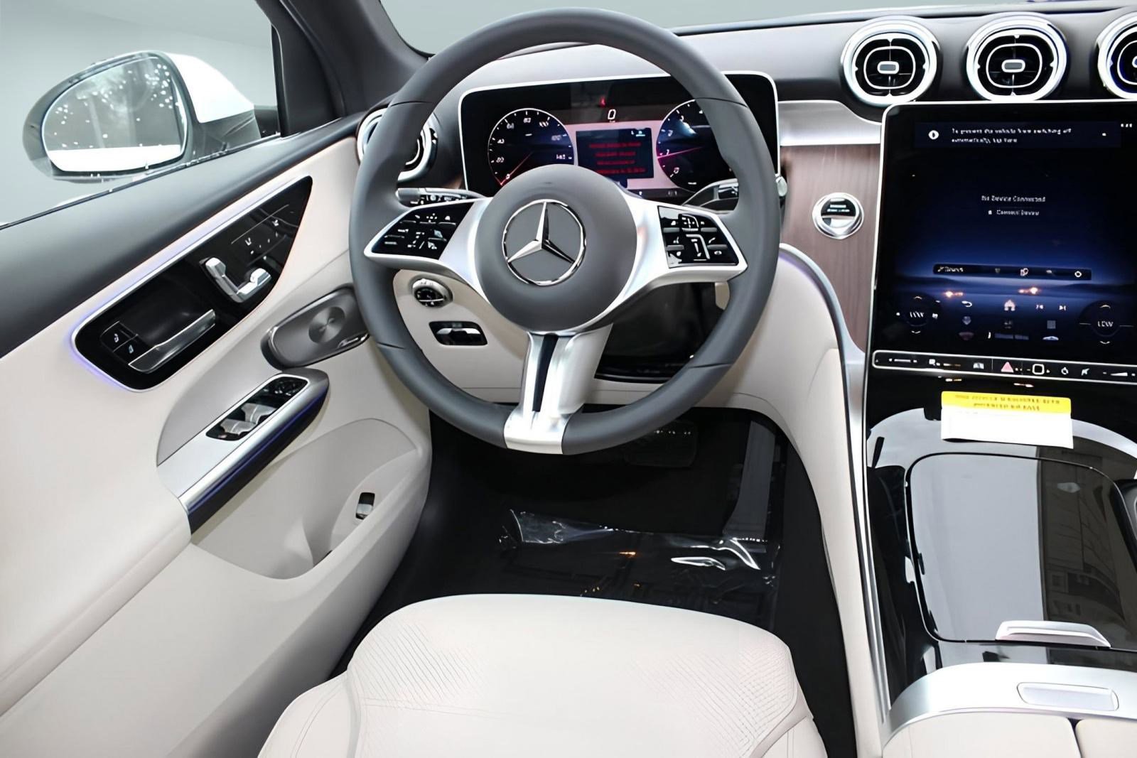 2025 Mercedes Benz GLC 300 photo 3