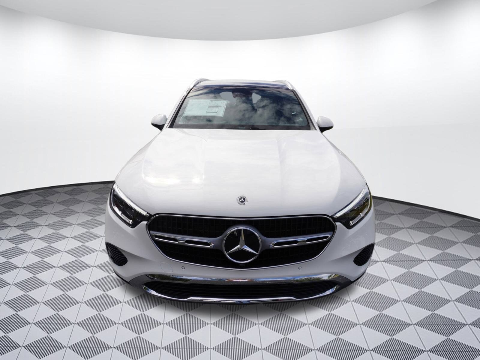 2025 Mercedes Benz GLC 300 photo 3