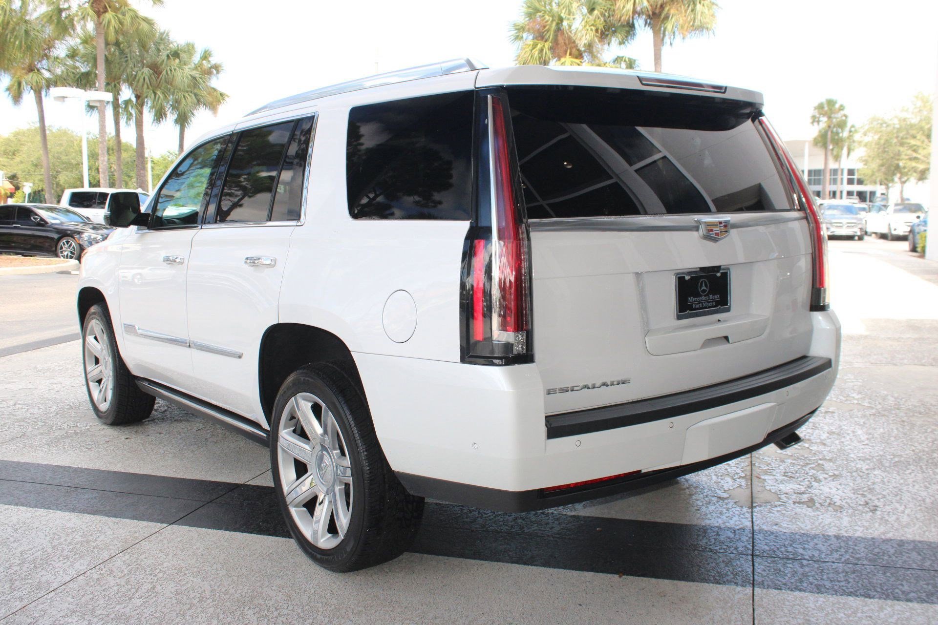 2019 Cadillac Escalade Premium Luxury photo 3