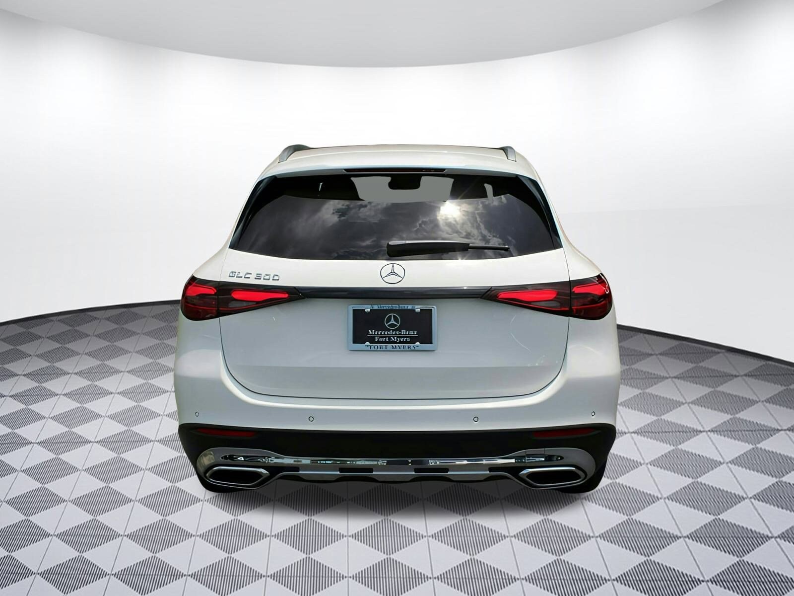 2025 Mercedes Benz GLC 300 photo 4
