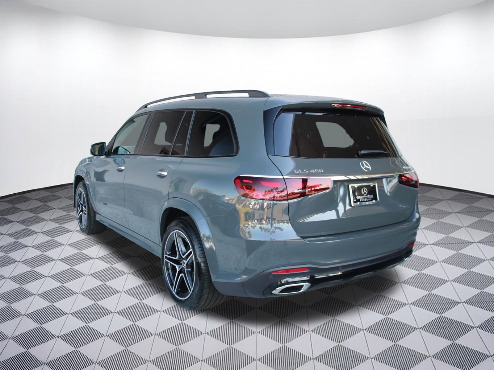 2026 Mercedes Benz GLS 450 4MATIC photo 3