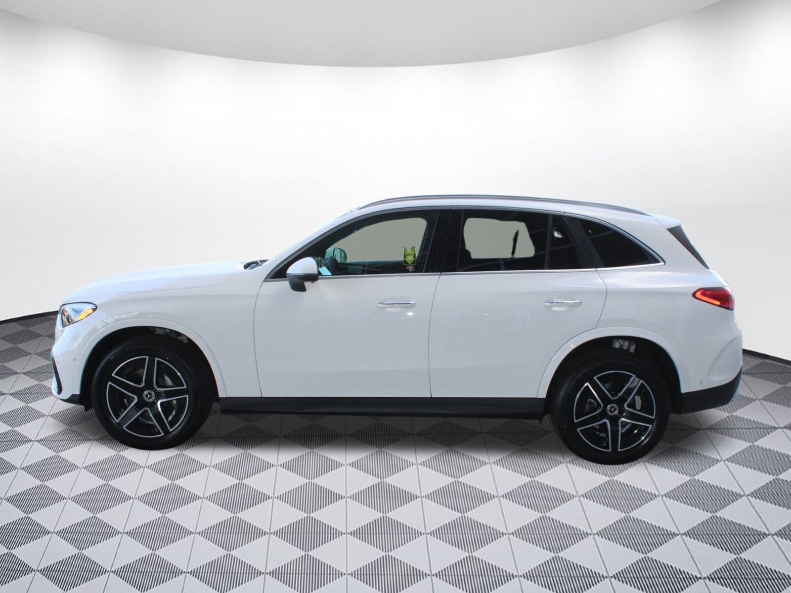 2025 Mercedes Benz GLC 300 AMG photo 4