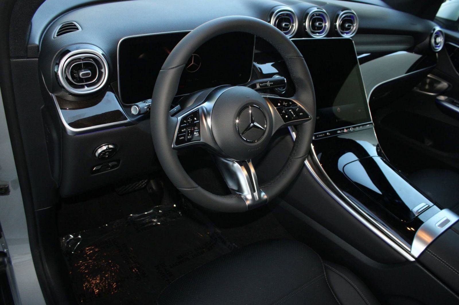 2026 Mercedes Benz GLC 300 photo 4
