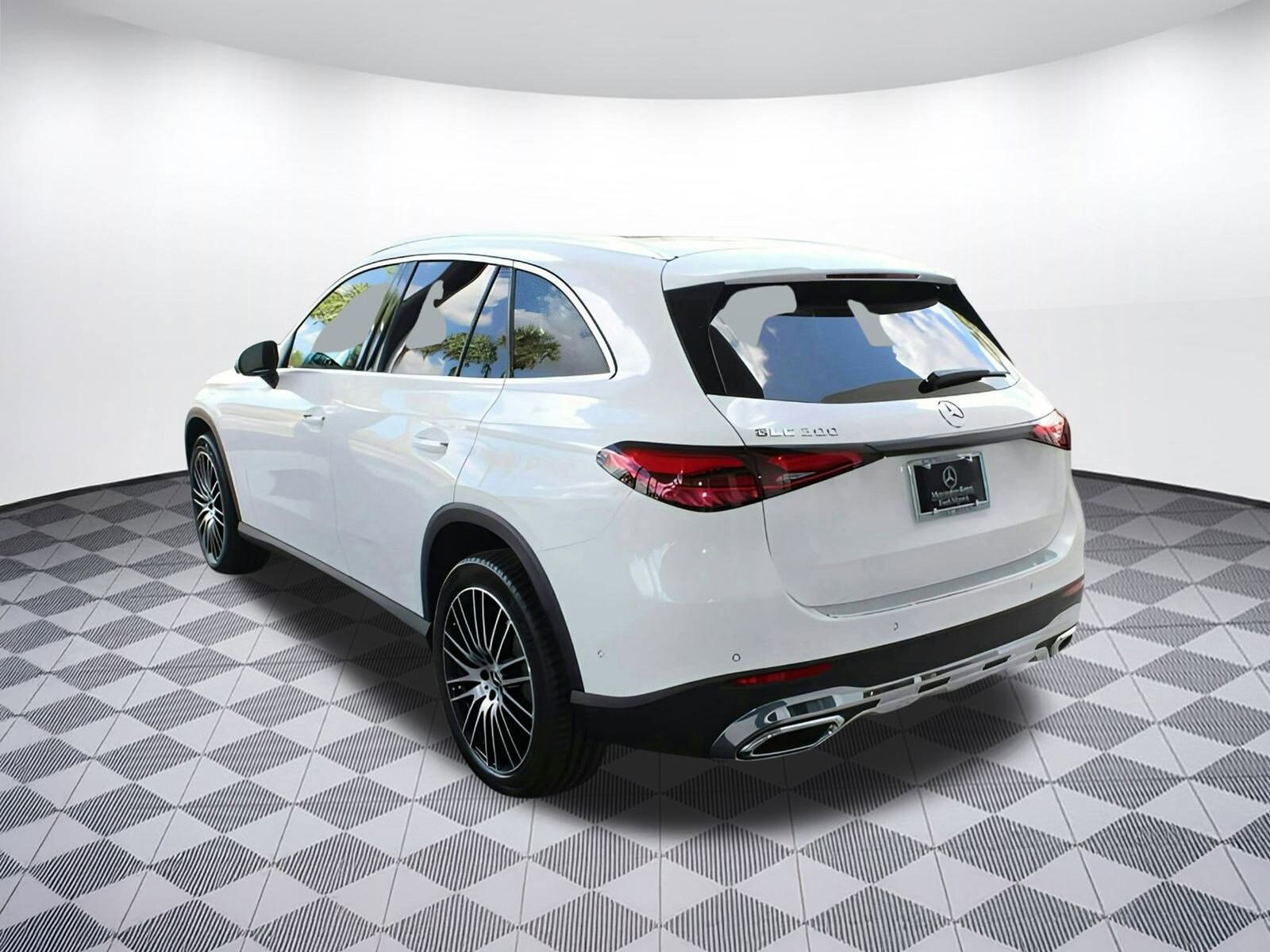 2025 Mercedes Benz GLC 300 photo 3
