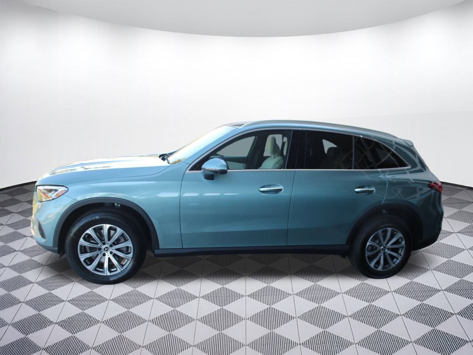 2026 Mercedes Benz GLC 300 photo 2