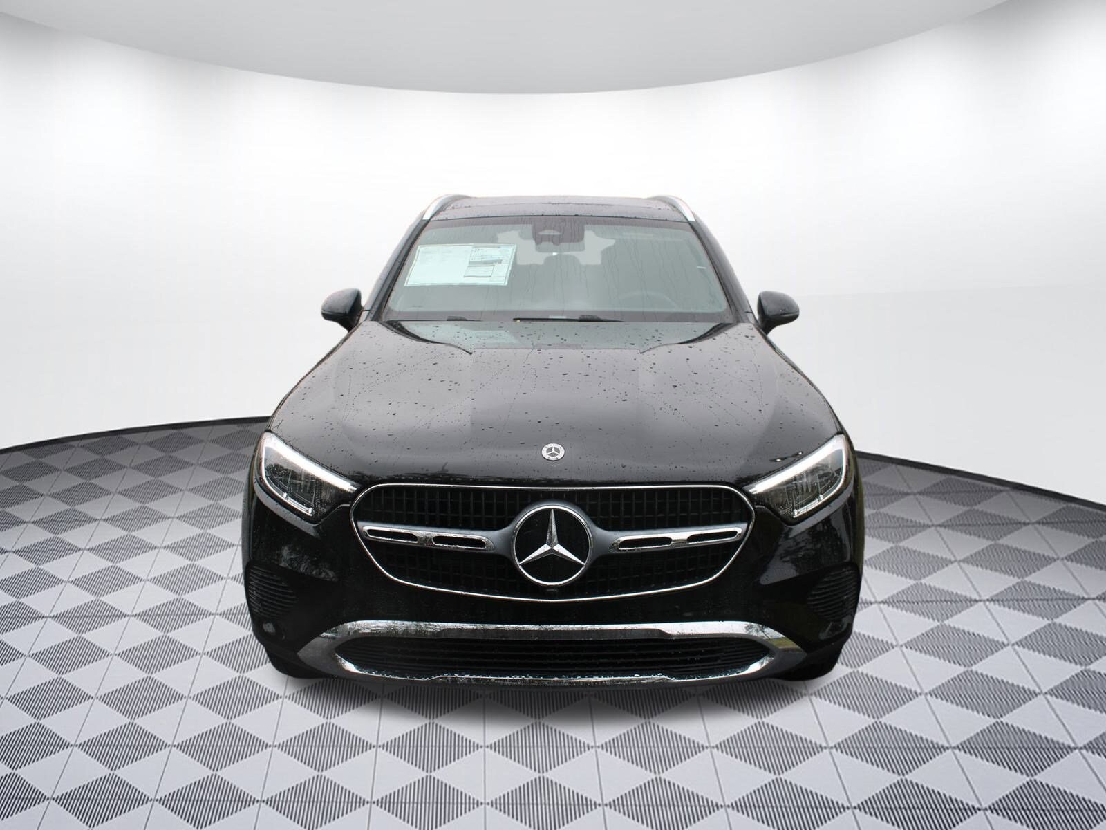 2025 Mercedes Benz GLC 300 photo 3