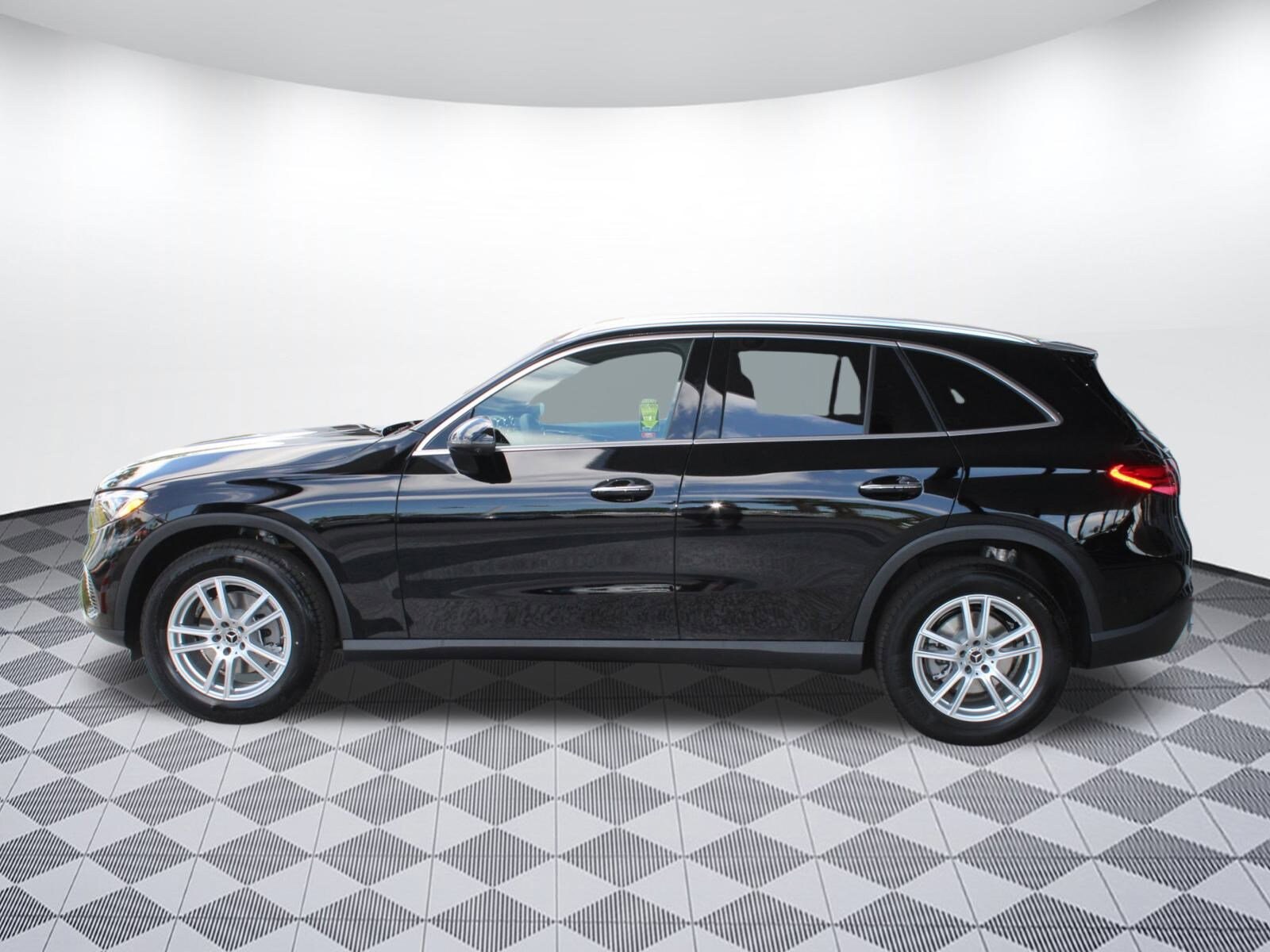 2025 Mercedes Benz GLC 300 4MATIC photo 2