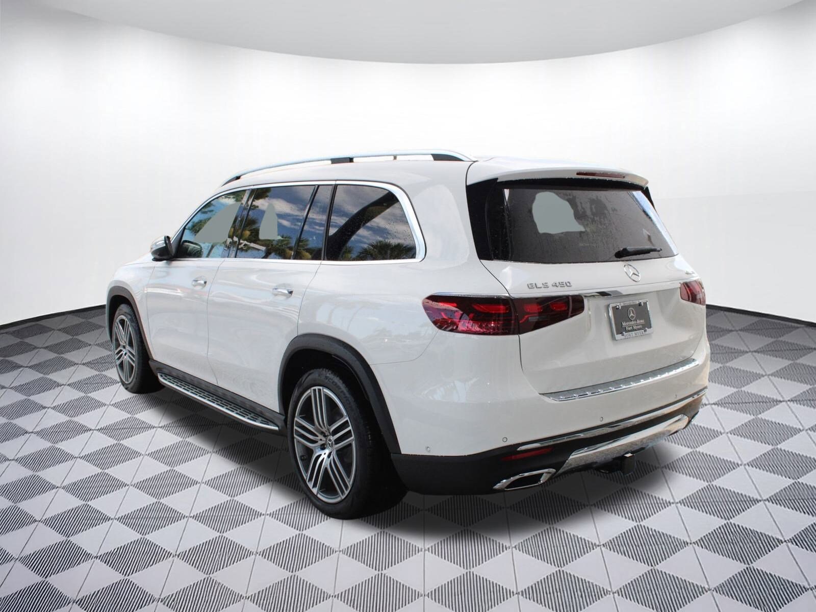 2025 Mercedes Benz GLS 450 4MATIC photo 3