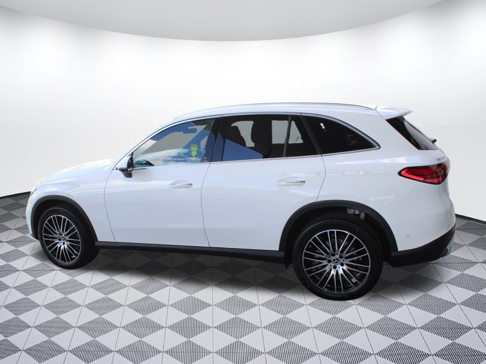 2025 Mercedes Benz GLC 300 photo 2