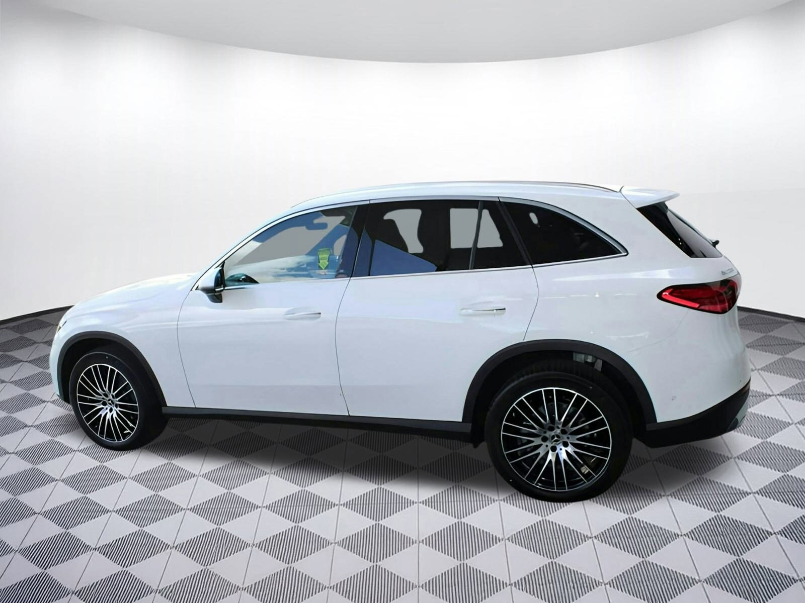 2025 Mercedes Benz GLC 300 photo 2