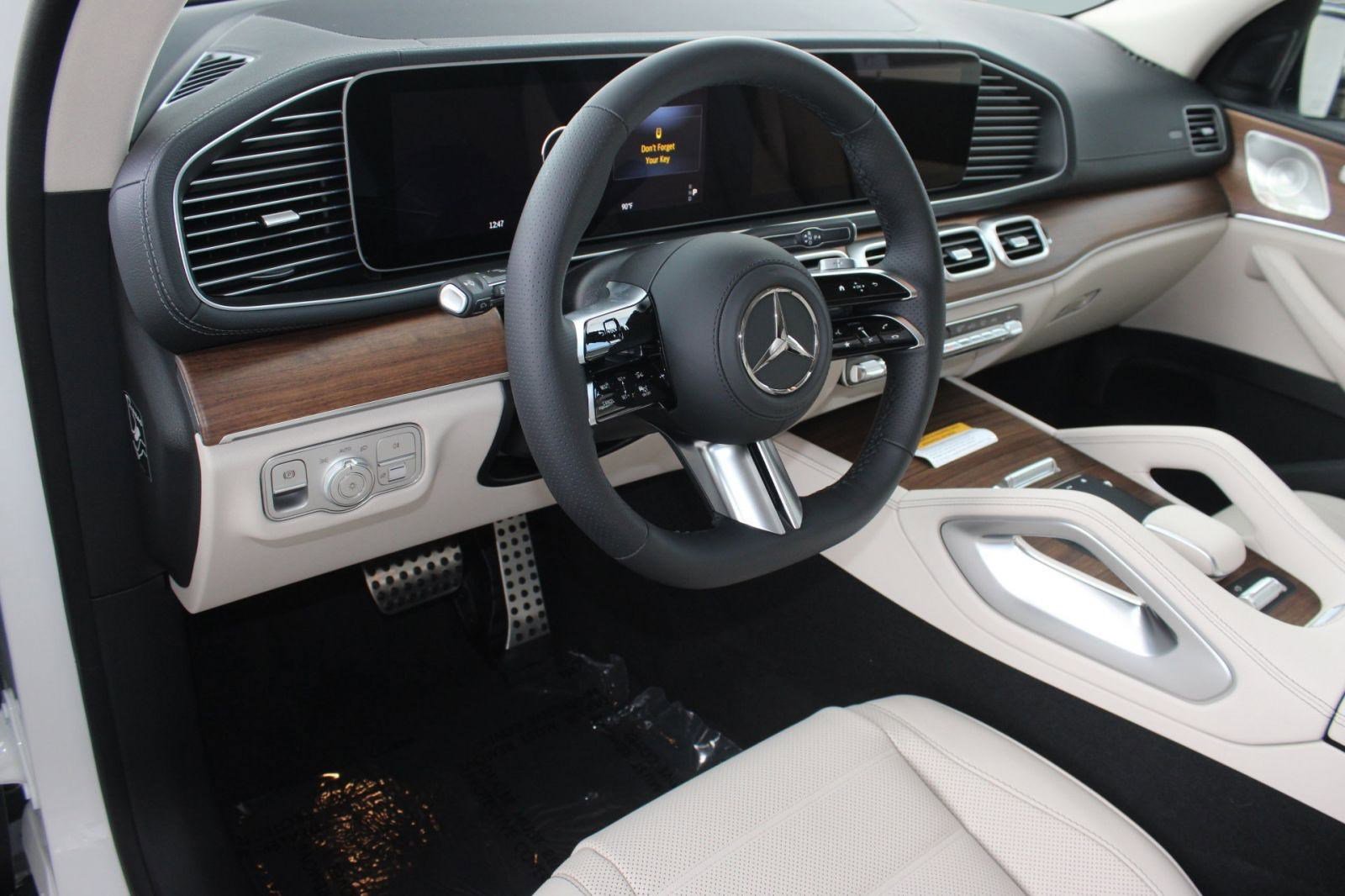 2026 Mercedes Benz GLS 450 4MATIC photo 3