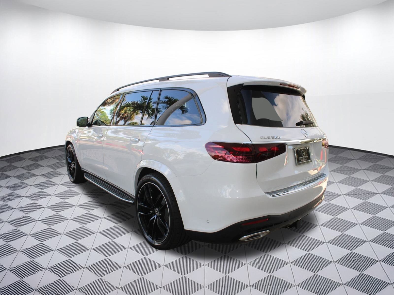 2026 Mercedes Benz GLS 580 4MATIC photo 3