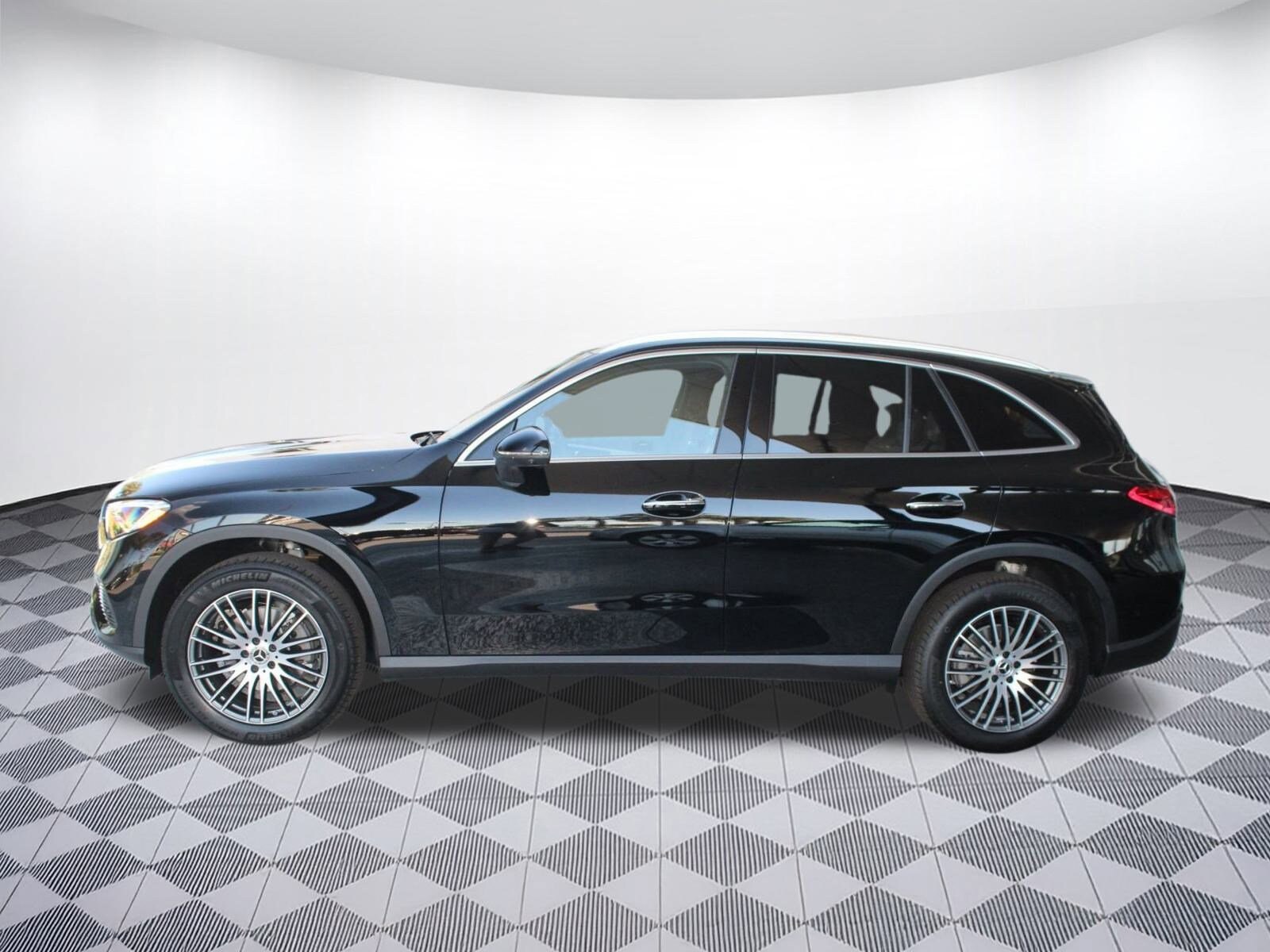 2026 Mercedes Benz GLC 300 photo 2